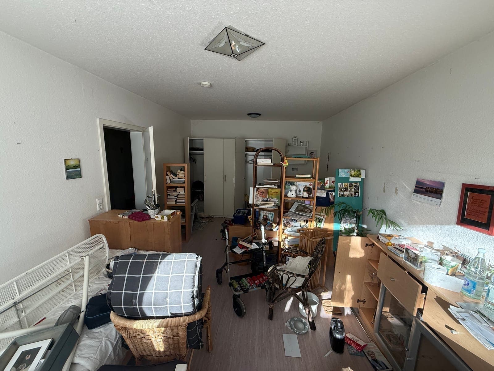 Vollgestelltes Wohnzimmer vor der Haushaltsauflösung in Bruchsal